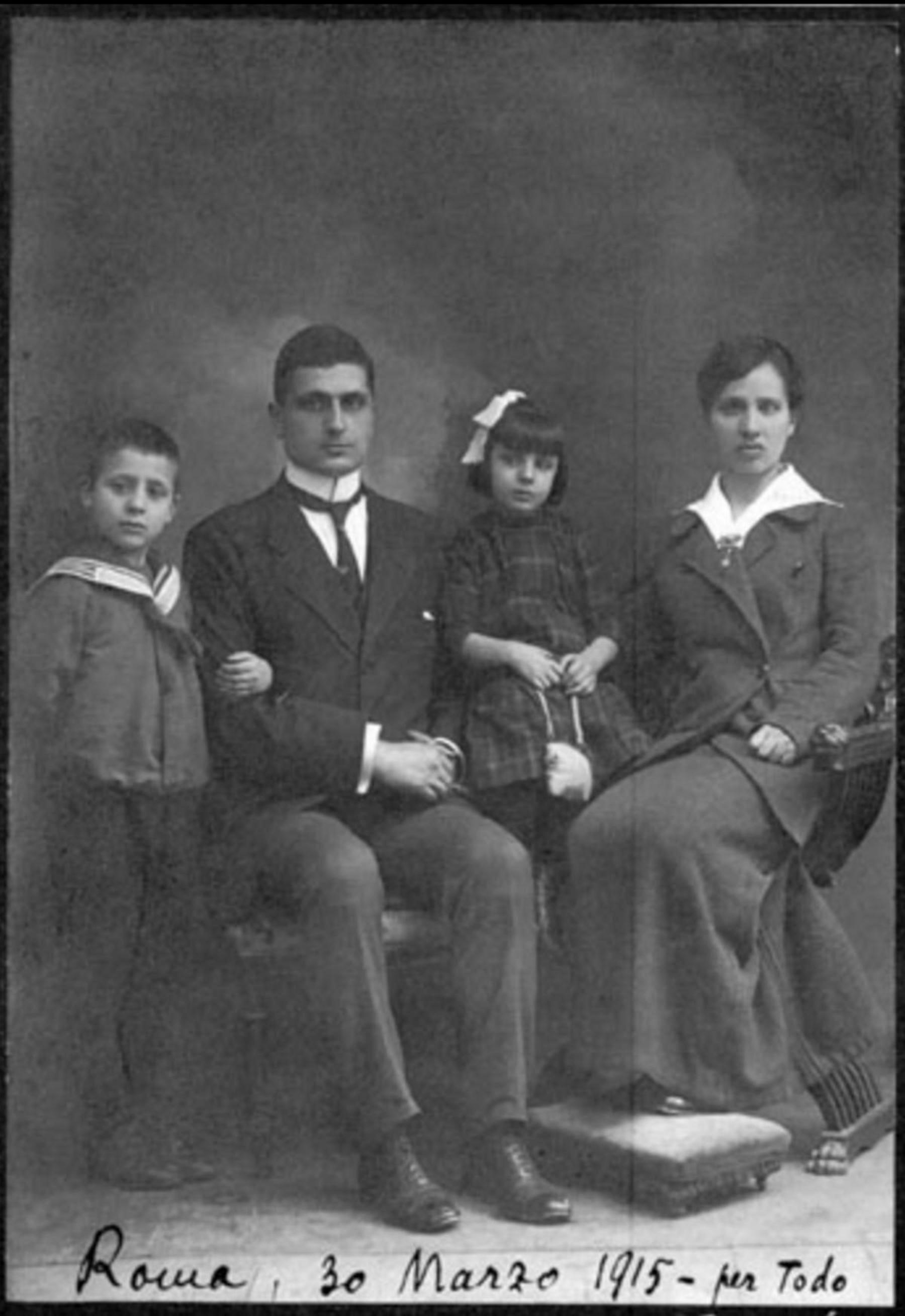 Eva con il marito Giovanni Amendola e i loro primi due figli, Giorgio e Ada (1915).