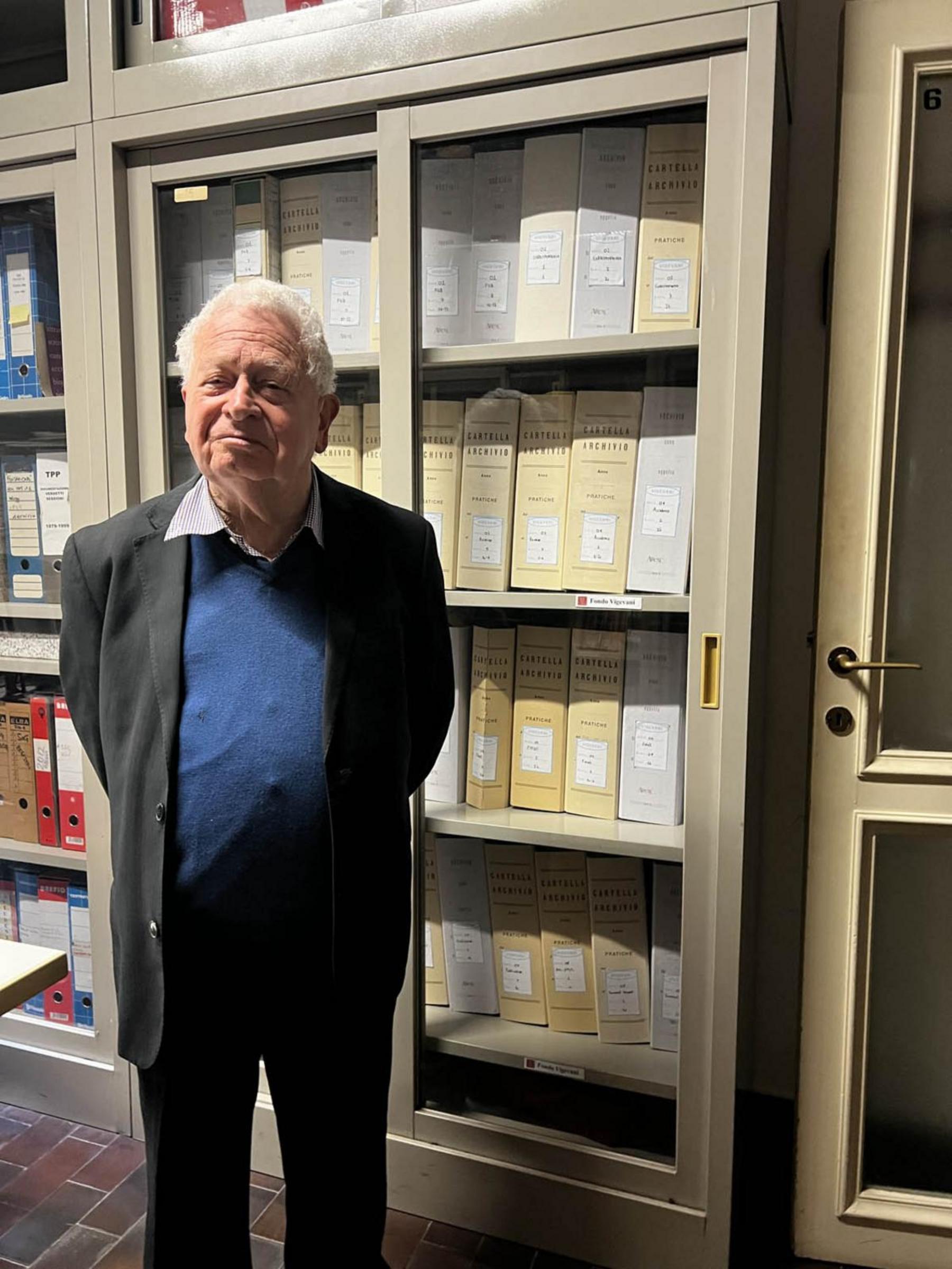 Tullo Vigevani davanti il suo fondo in Fondazione Basso, 2025