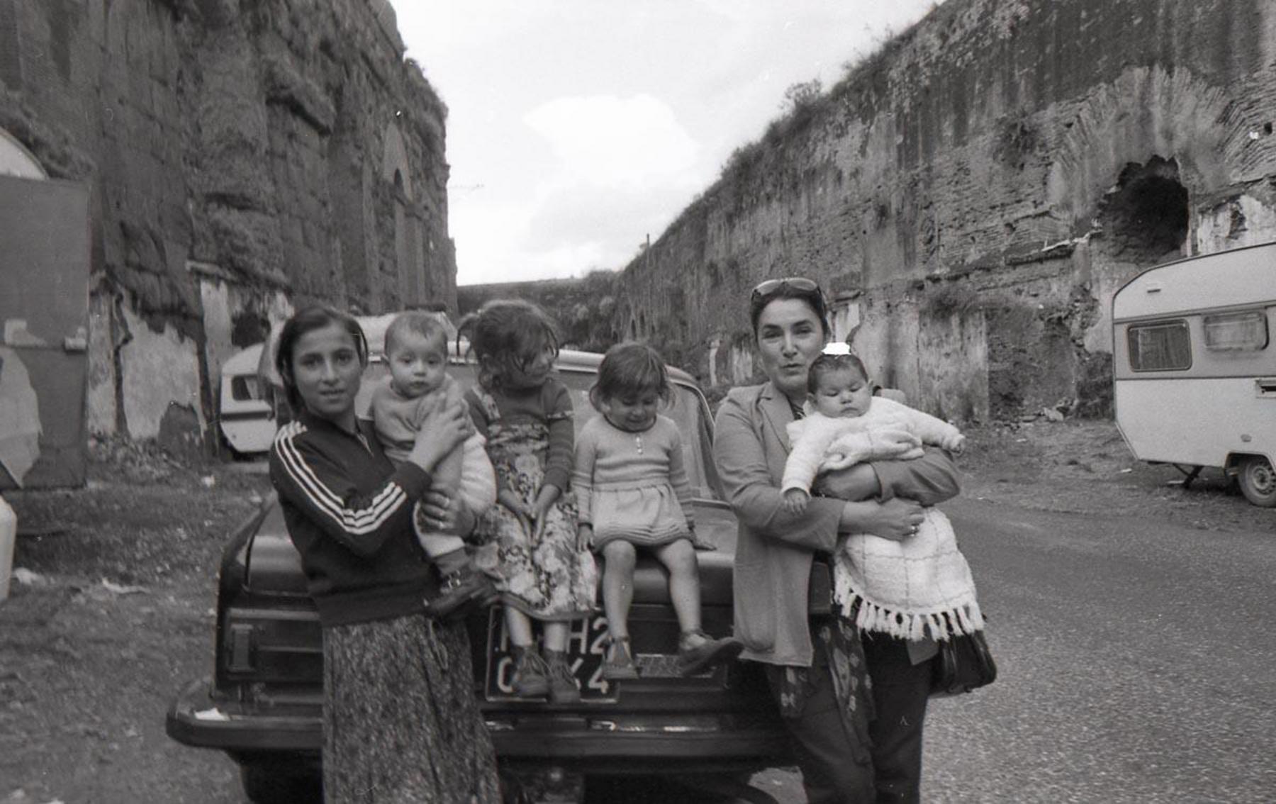 Bruna Polimeni durante un servizio fotografico su "Zingari - Mandrione", 1979