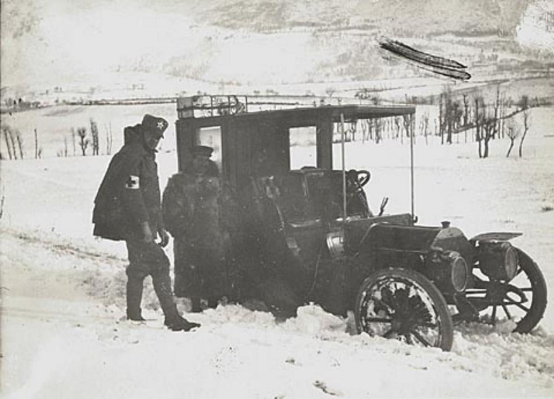 Terremoto in abruzzo. Automobile con personale di soccorso
