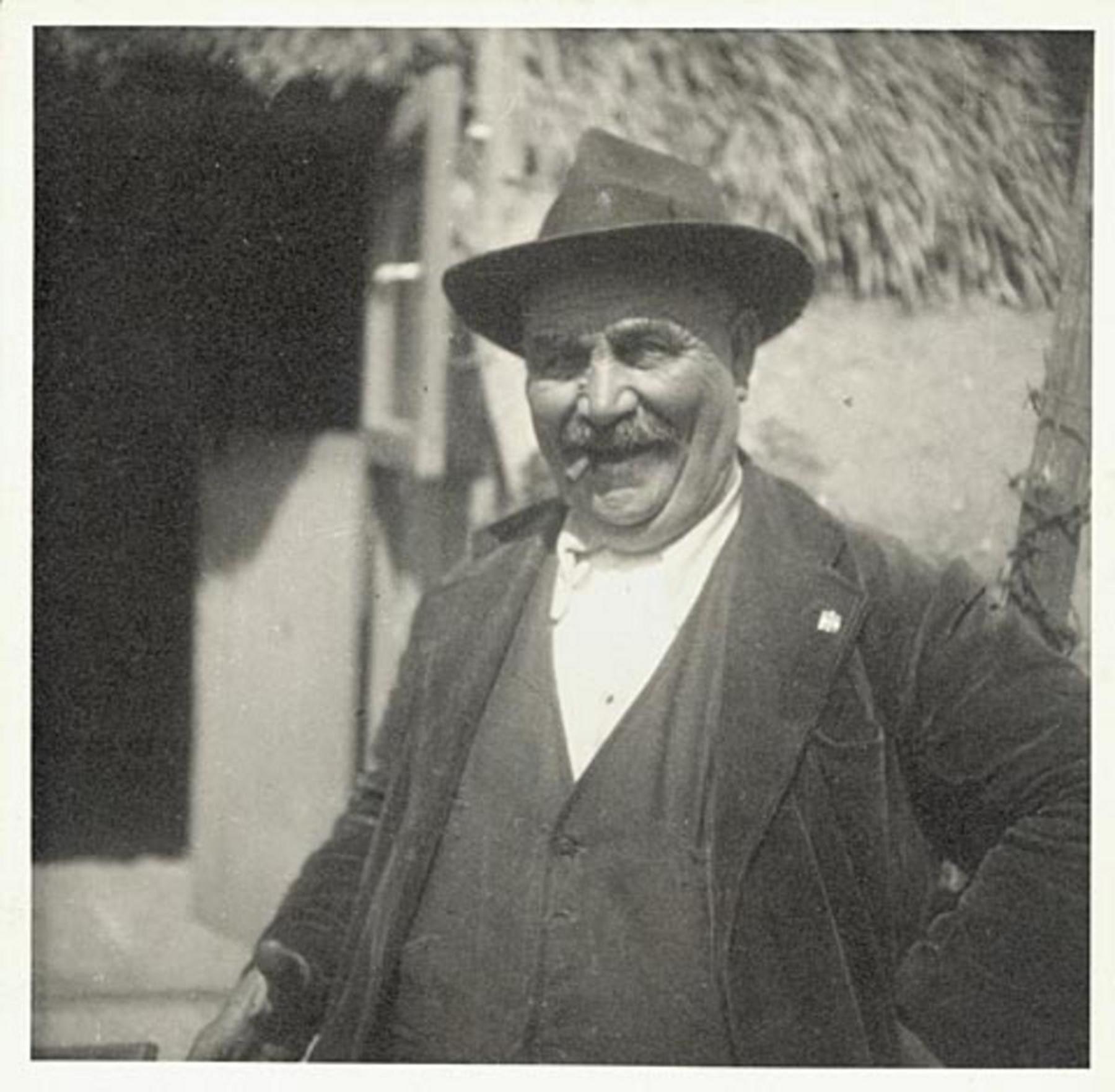 Uomini giocano a carte davanti a una capanna