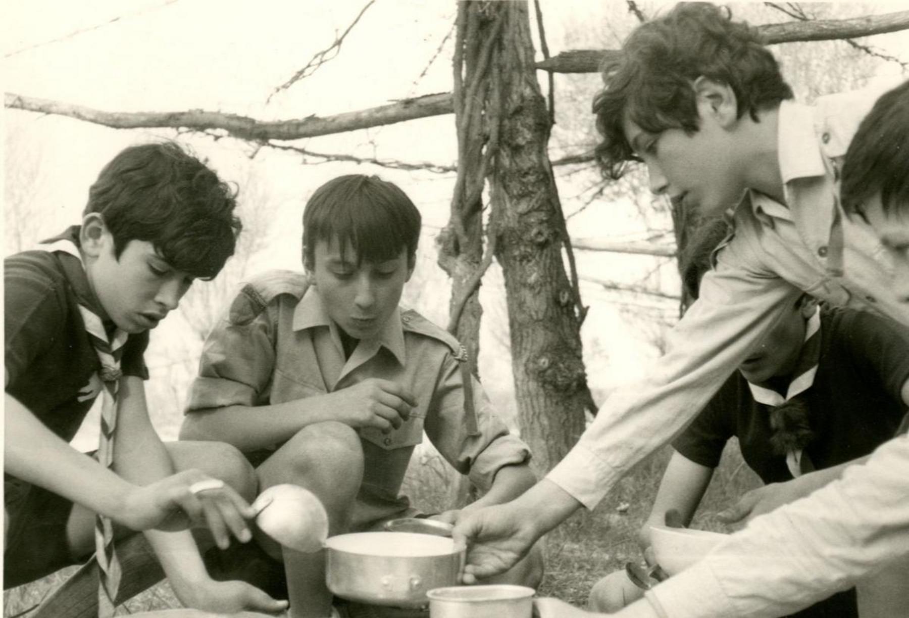 San Giorgio del Carpi I. Gara di cucina. Squadriglia Leopardi, 1969