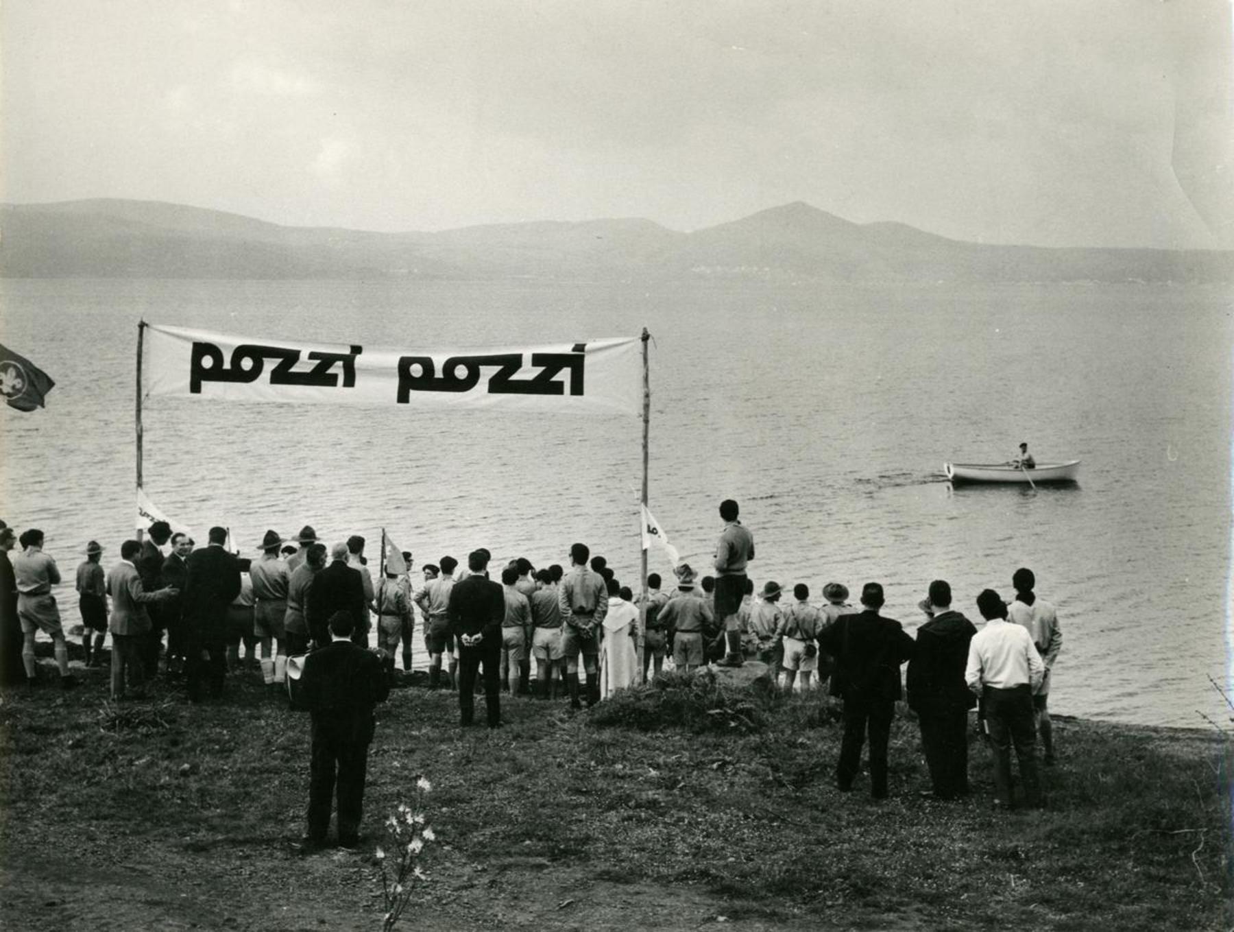 Varo della barca Pozzi. Veduta dei partecipanti e della barca in acqua, Bracciano, 1966 apr. 3