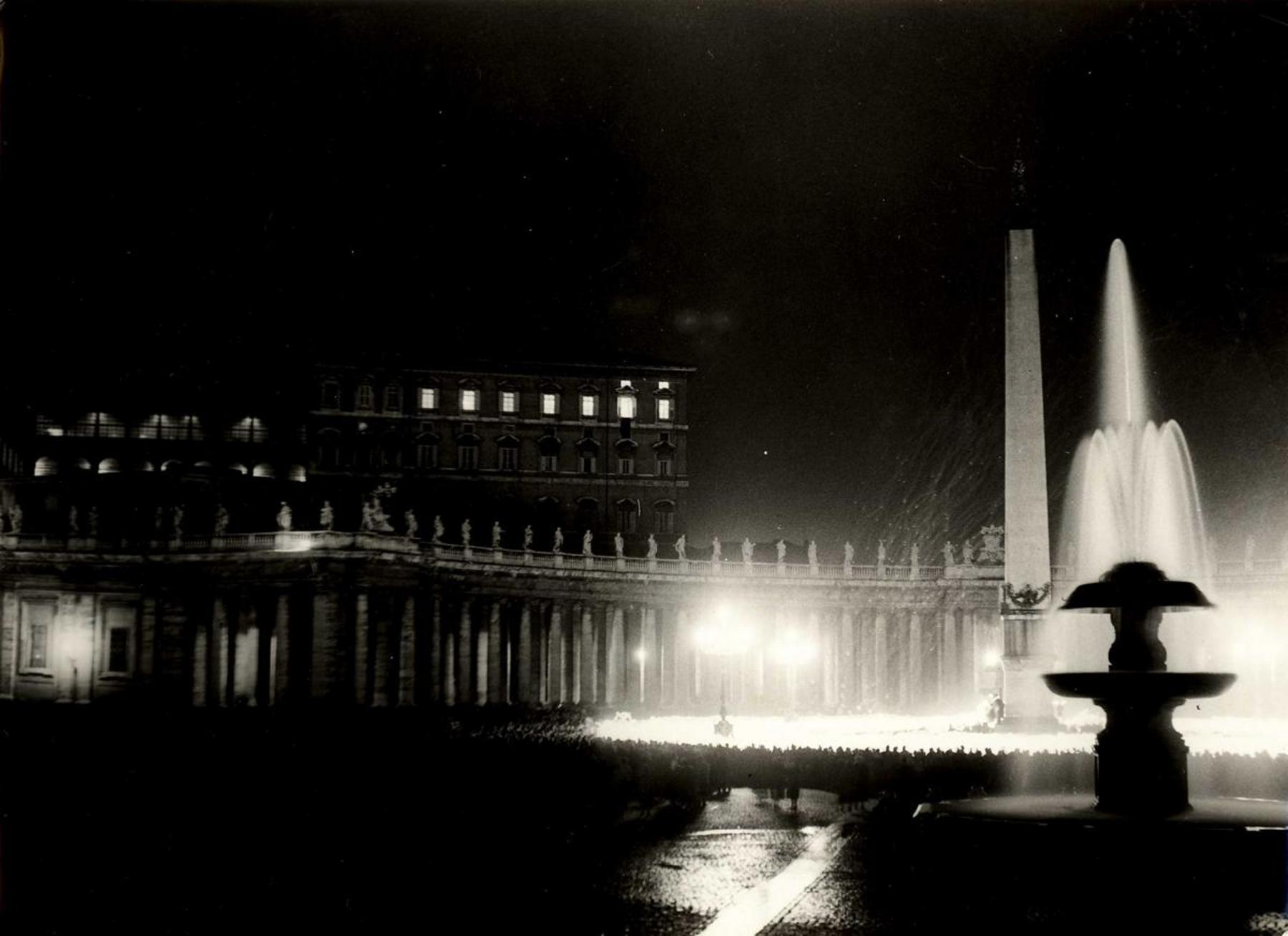 Sinodo diocesano tenuto da S.S. Giovanni XXIII. Cerimonia di chiusura. Veduta notturna di piazza S. Pietro, Città del Vaticano, 1960 gen. 31