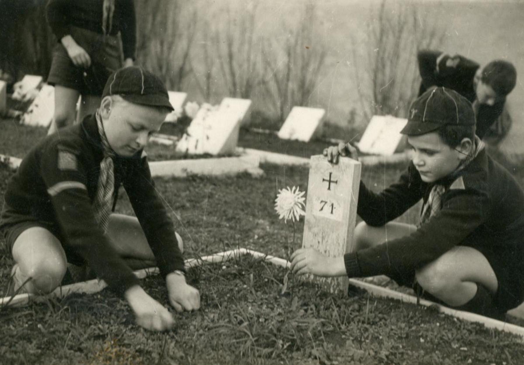 "Un fiore sulle tombe". I lupetti del branco Vicenza V al cimitero nel giorno dei morti, 1950 nov. 1