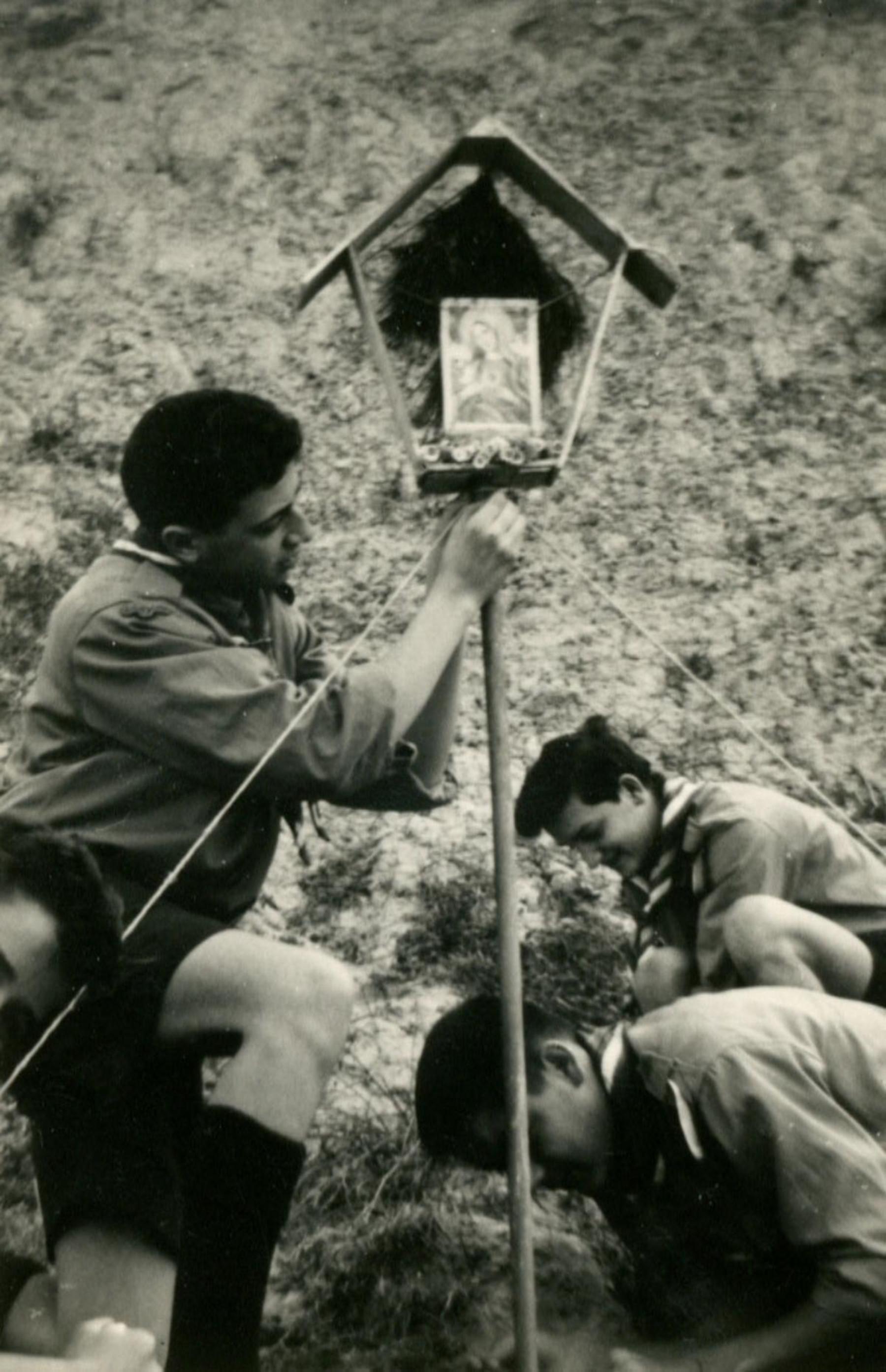 Riparto Chieti I. La squadriglia Aquile costruisce un'edicola sacra, 1962