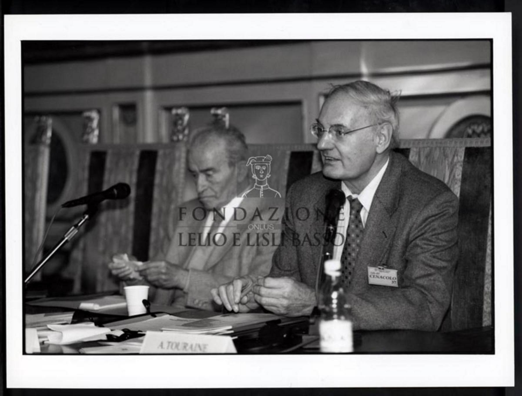 0001. tavolo dei relatori con Alain Tourraine e Ingrao